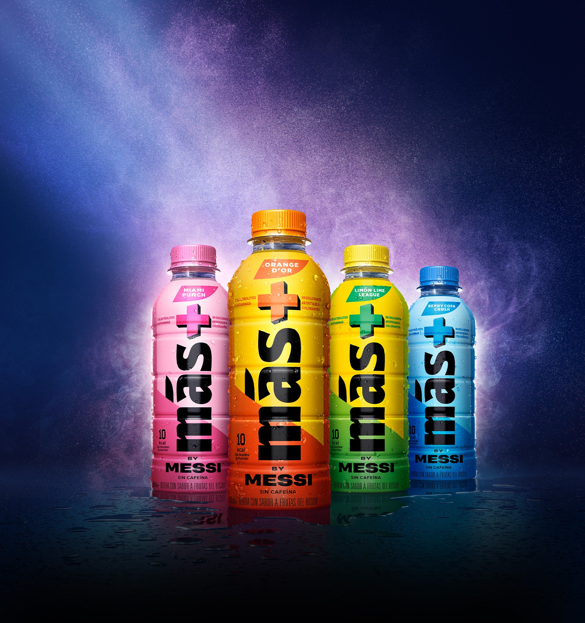 Dos botellas de Más+ by Messi, con sabores Orange d'Or y Limón Lime League, iluminadas por detrás sobre un espectacular fondo ahumado.