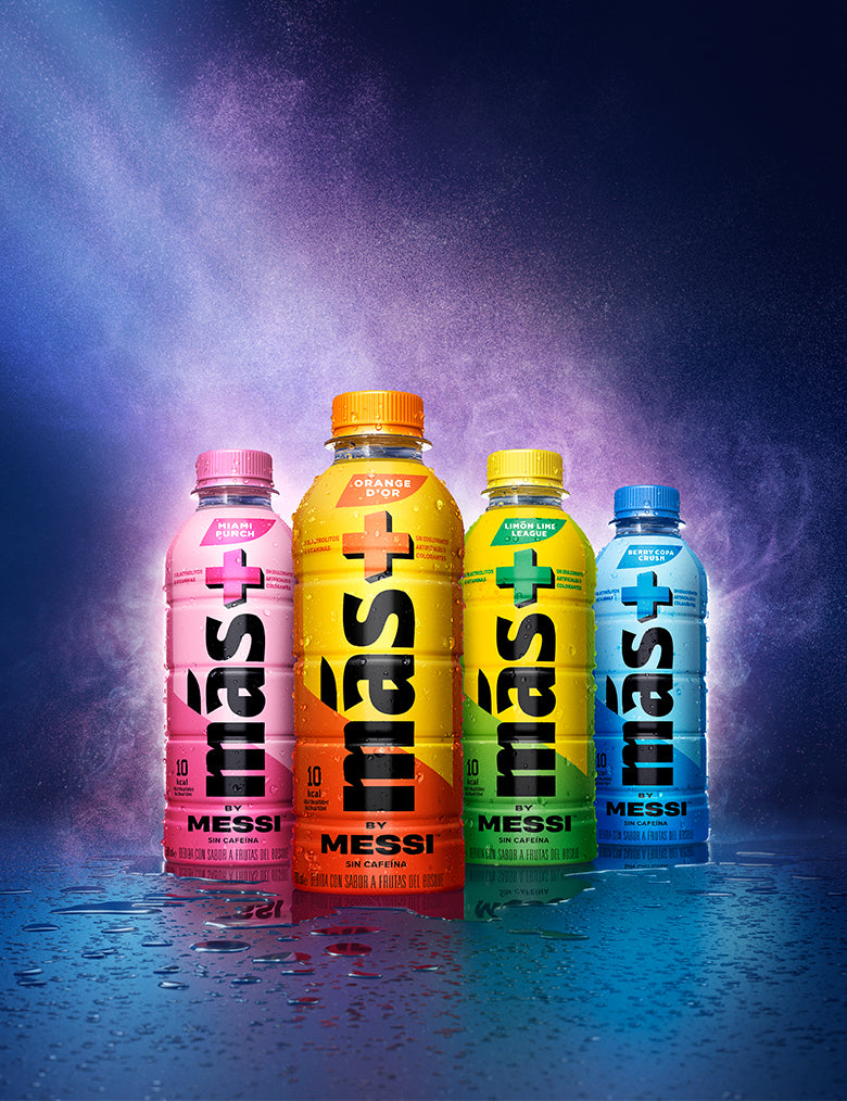 Cuatro coloridas botellas de bebidas hidratantes Más+ by Messi, con sabores como naranja, Miami Punch, Berry Copa Crush y limón-lima.