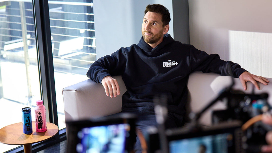 Una foto de Messi sentado en un sofá, con aspecto relajado y dispuesto a conversar.